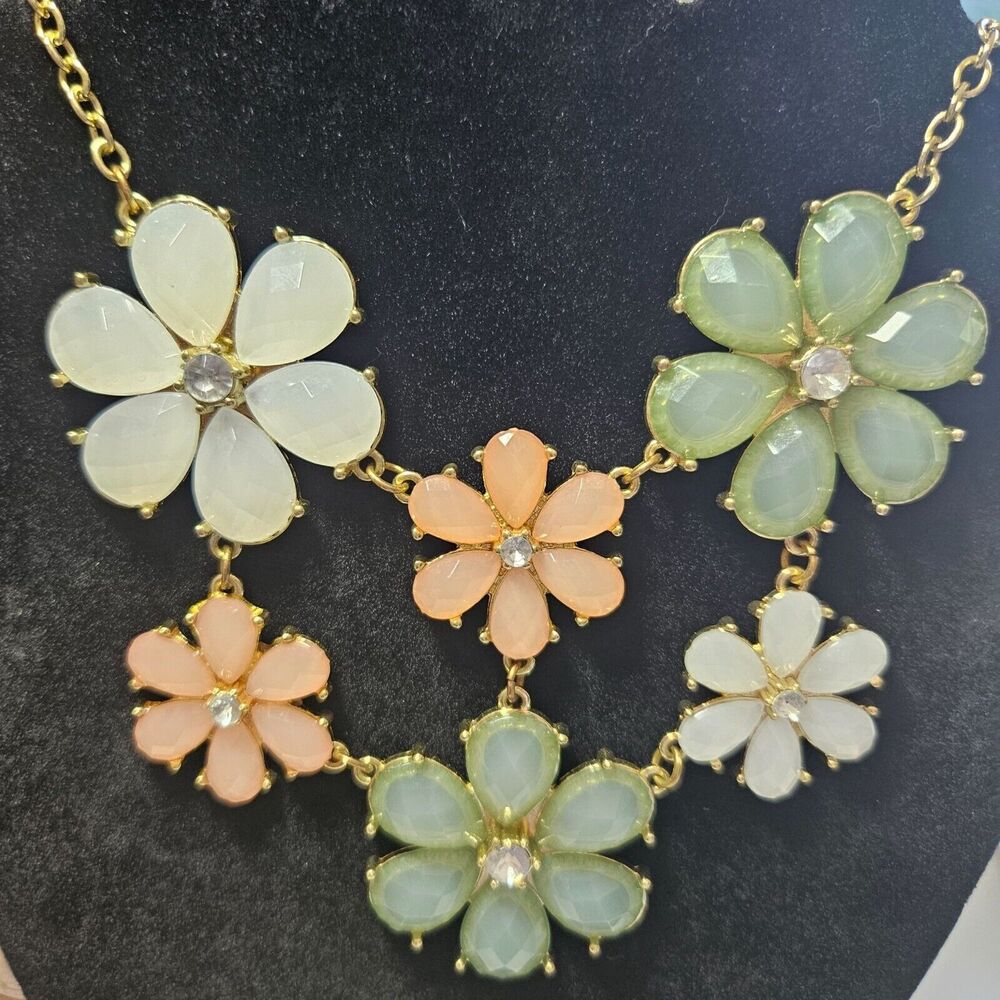 Gold tone flower statement necklace 19-22"